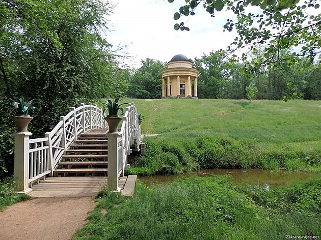Zámecký park Veltrusy, Velký templ s mostkem