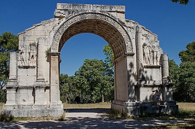 Glanum - vítzný oblouk