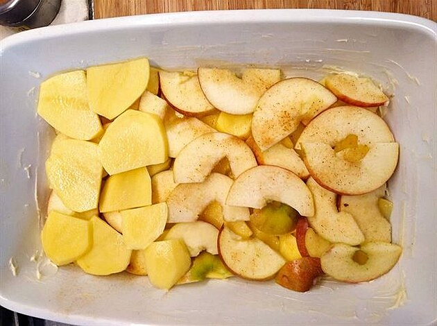 Plátky brambor a jablek vrstvíme do pekáku