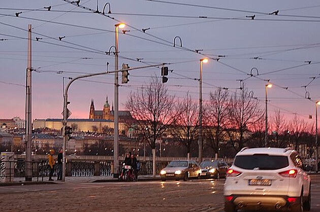 Zpátky v centru Prahy a barevný západ slunce je po celé obloze, Silvestr 2021