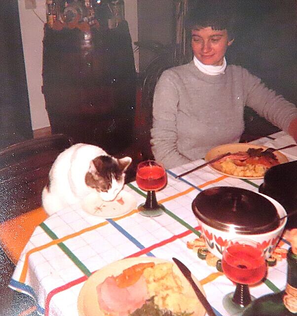 Kot s námi stoluje, r. 1983. Víno je pouze dekorace :-)