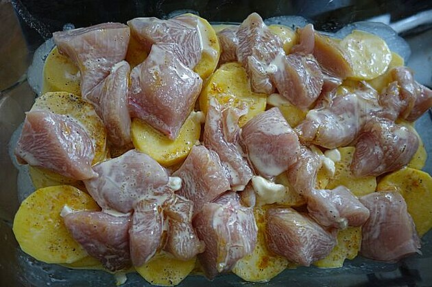 Vrstva cibule, brambor a kuecího, zalito okoennou smetanou s vejci