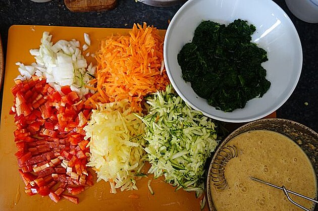 Zeleninu nakrájet, nastrouhat, pipravit si tstíko