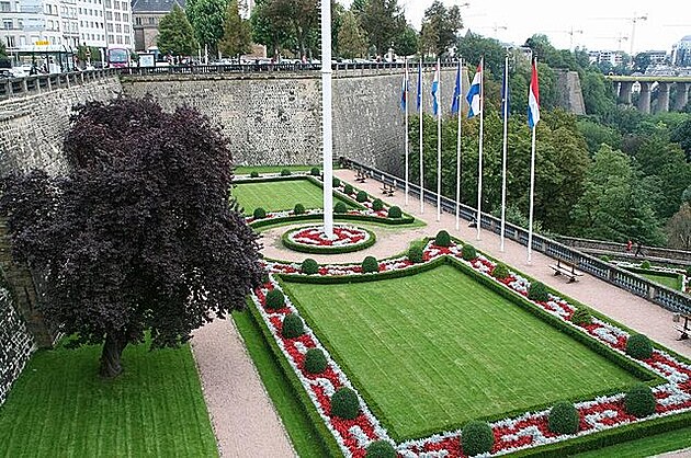 Lucemburk. Jak el as: stejná zahrada, rzná parková úprava. R. 2006