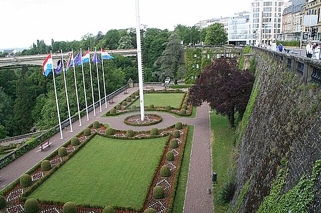 Lucemburk. Jak el as: stejná zahrada, rzná parková úprava. R. 2022