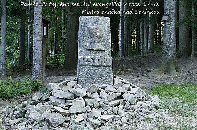 Památník tajného setkání evangelík v r. 1780, modrá znaka nad Seninkou. Ze...