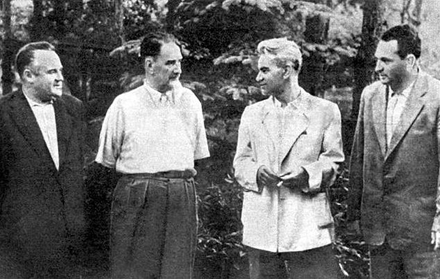 Porada nad raketovými nosii atomových zbraní v lét 1959: Koroljov (zleva), konstruktér tchto zbraní Igor Kuratov, matematik, který slouil obma, Mstislav Keldy a Koroljovovv námstek Vasilij Miin 