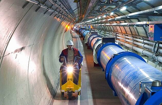 Obr. 1) Obvod urychlovae LHC je 27 km 