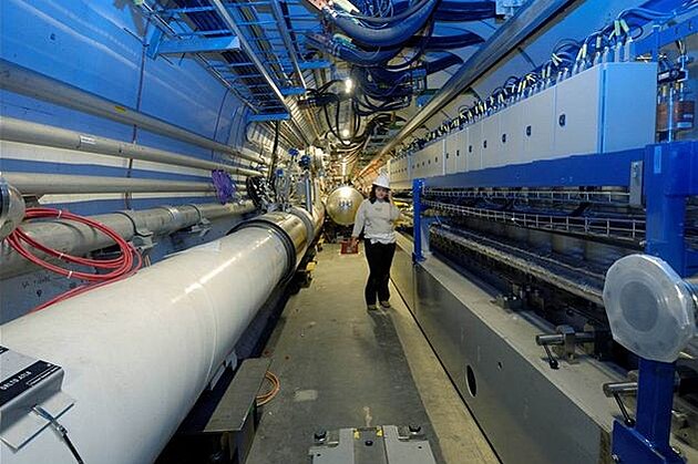 Obr. 3) Opt tunel urychlovae LHC