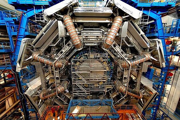 Obr. 7) Nejvtím experimentem na urychlovai LHC je ATLAS 