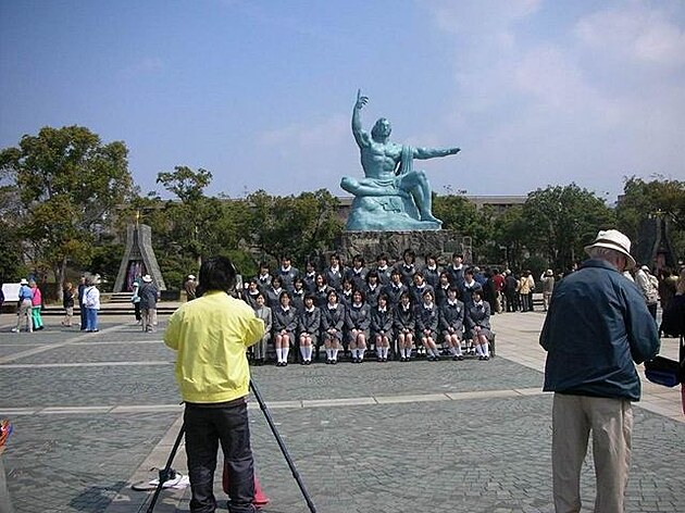 Nagasaki, mláde ped nehezkou sochou