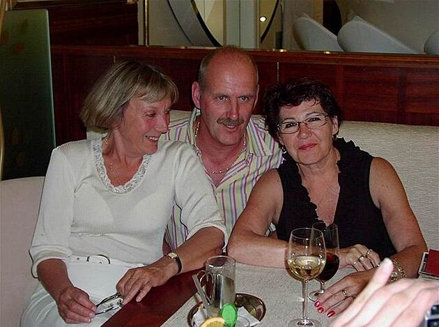 Evelyn de Vries-Elshout (vpravo), se svým manelem a pítelkyní Evou Elias
