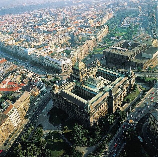 Letecký pohled na budoucí muzejní stánek vzniklý spojením historické a nové budovy Národního muzea