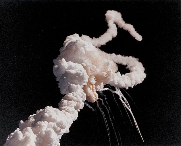 Oblak dýmu a trosek záhy po explozi raketoplánu. Foto: NASA