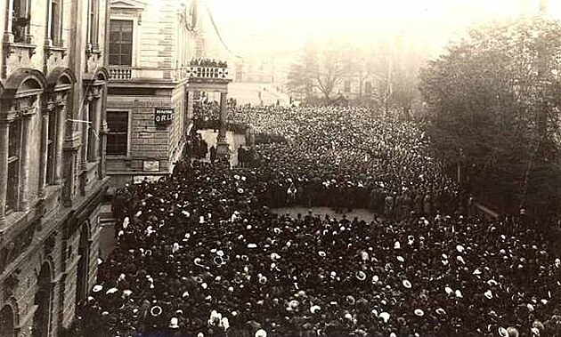 Manifestace obyvatel Brna 29.10.1918 ped Besedním domem