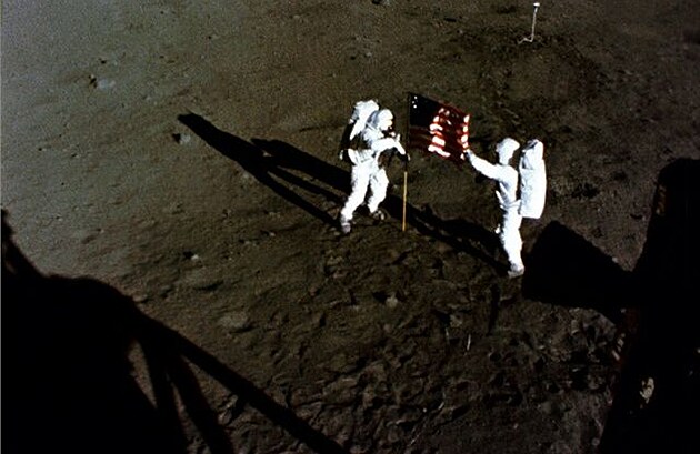 Vztyení vlajky USA na Msíci posádkou Apolla 11