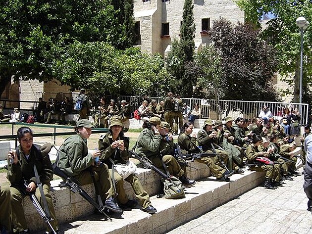 10-2 IDF - dvata v pauze ped stídáním v Jeruzalém