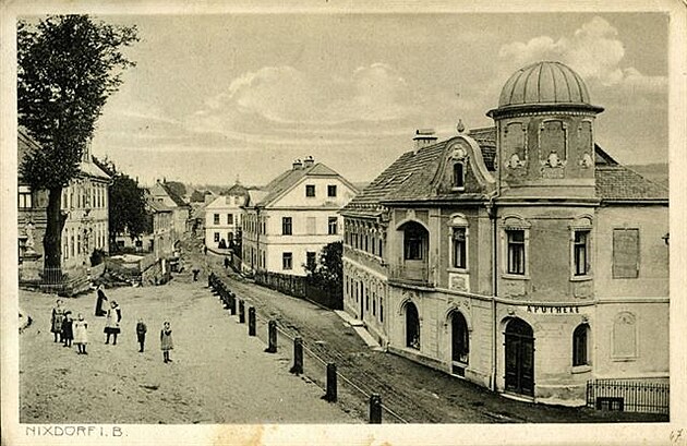 Budova hvzdárny na dobové pohlednici Foto: Obec Mikuláovice
