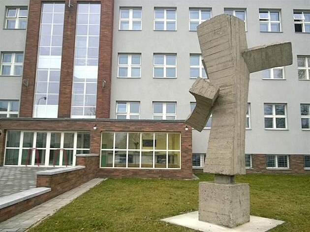 Renovovaná betonová plastika Václava Uruby ped sídlem NPÚ