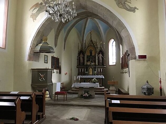 Interiér kostela Nanebevzetí Panny Marie v íhoti, oltá, kazatelna