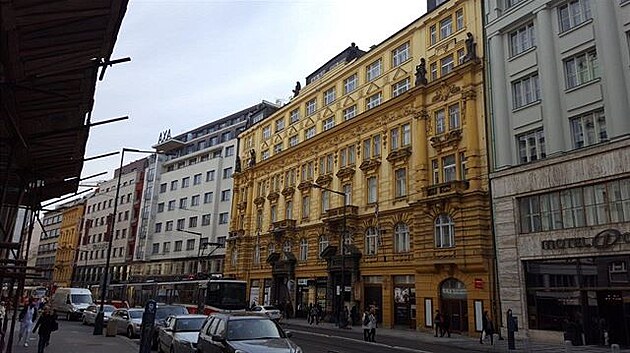 Zleva - hotely Hájek a AXA a palác Bondy 1