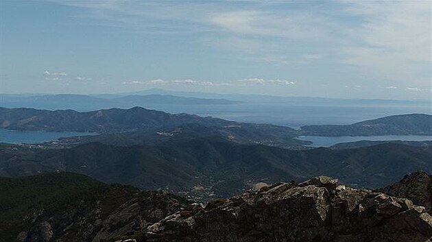 Elba z Monte Capanne (v pozadí italská pevnina)