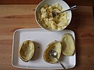 Díly jsem vydlabala. Vlevo brambora u� vystlaná vlastním ví�kem, vpravo...
