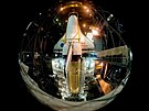 Montá� raketoplánu p�ed misí STS-131
