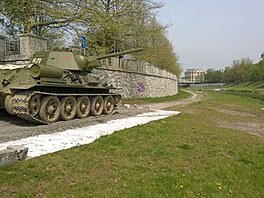 7 Jeden z pti tank T-34 pipravench pro historickou ukzku boj (v pozad...