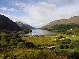 37 - Glenfinnan - pohled na Loch Shiel a monument jakobitskho povstn