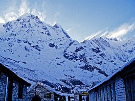 Annapurna 3, 7555 m je vlevo, z ABC