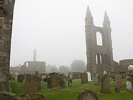 47 - St. Andrews - v mlze jsou i ruiny opatstv a katedrly