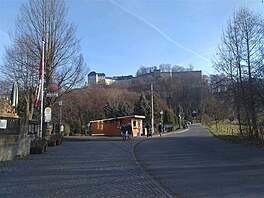 1 Pohled z parkovit k pevnosti Knigstein - je to opravdu kousek