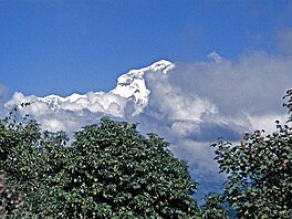 Ze sedla se nm otevr pohled na impozantn masiv Dhaulagiri 8167 m vysokou