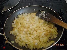 Recept na africk kuec curry doro wat. Smaen cibulky.