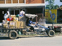 Pokhara 1996: Walking Tractor - krejc traktor se pohybuje opravdu rychlost...