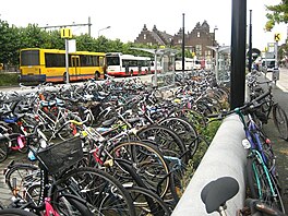 Maastricht - kola zaparkovan u zastvek ped ndram