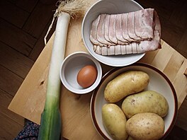 Zapeen brambory - suroviny (na obrzek pat jet velk cibule)