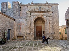 Cesta na Siclii. Erice - jeden ze edesti kostel ve mst