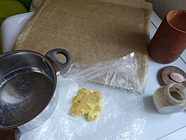 Proces rozplcvn brambor - pak se pokldaj na pipraven plech
