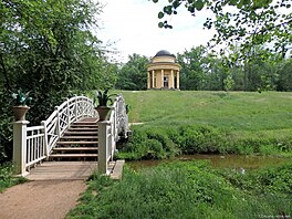 Zmeck park Veltrusy, Velk templ s mostkem