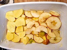 Pltky brambor a jablek vrstvme do pekku