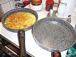 Pokud je opeen jedna strana omelety, lehce se peklop do druh pnve,...