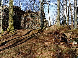 Zcenina hradu Roimund (nkde Raimund). 11. dubna 2021