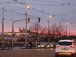 Zptky v centru Prahy a barevn zpad slunce je po cel obloze, Silvestr 2021