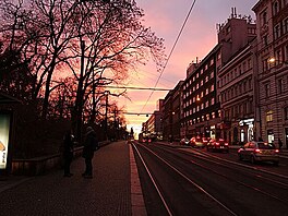 Zptky v centru Prahy a barevn zpad slunce je po cel obloze, Silvestr 2021