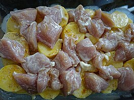 Vrstva cibule, brambor a kuecho, zalito okoennou smetanou s vejci