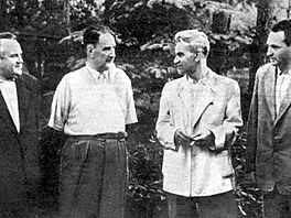 Porada nad raketovmi nosii atomovch zbran v lt 1959: Koroljov (zleva), konstruktr tchto zbran Igor Kuratov, matematik, kter slouil obma, Mstislav Keldy a Koroljovovv nmstek Vasilij Miin 