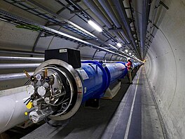Obr. 2) Magnety urychlovae LHC jsou supravodiv 
