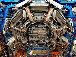 Obr. 7) Nejvtm experimentem na urychlovai LHC je ATLAS 